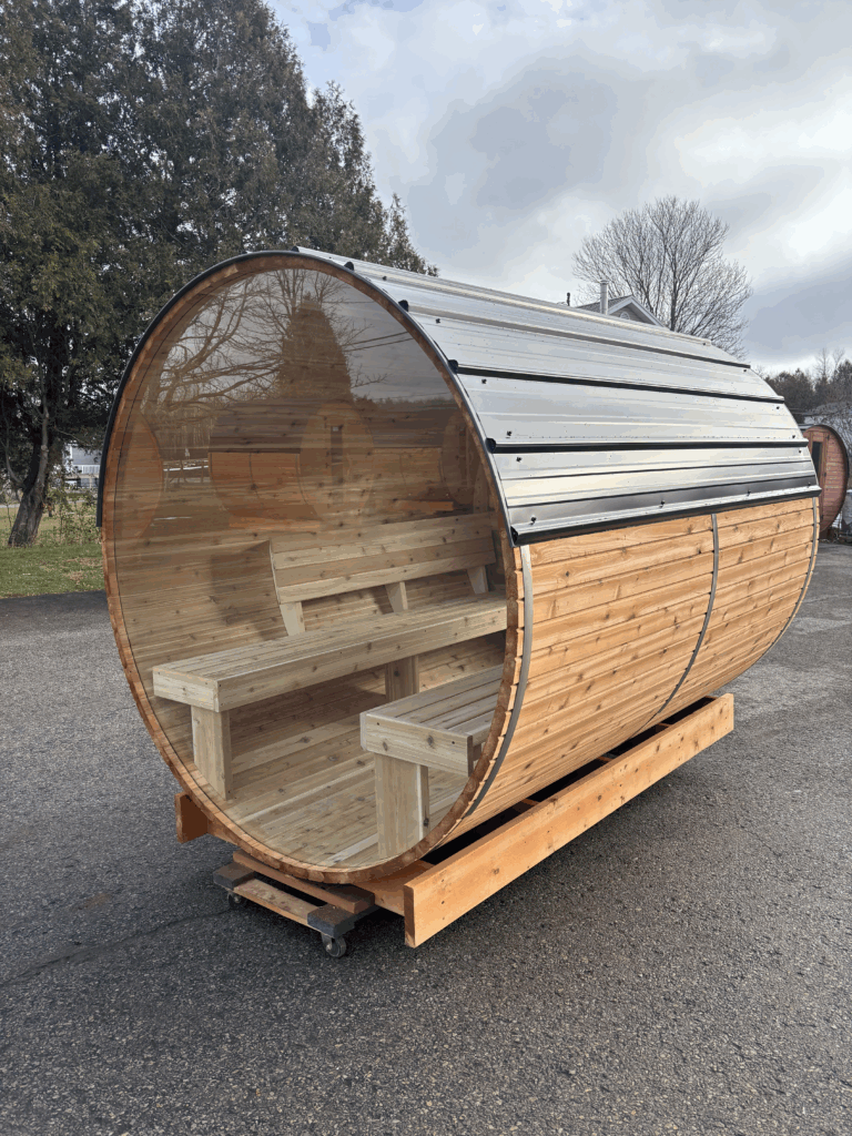 Sauna en bois fabriqué au Canada par Saunaspa, doté d’une façade entièrement réalisée en verre trempé de 10 mm.