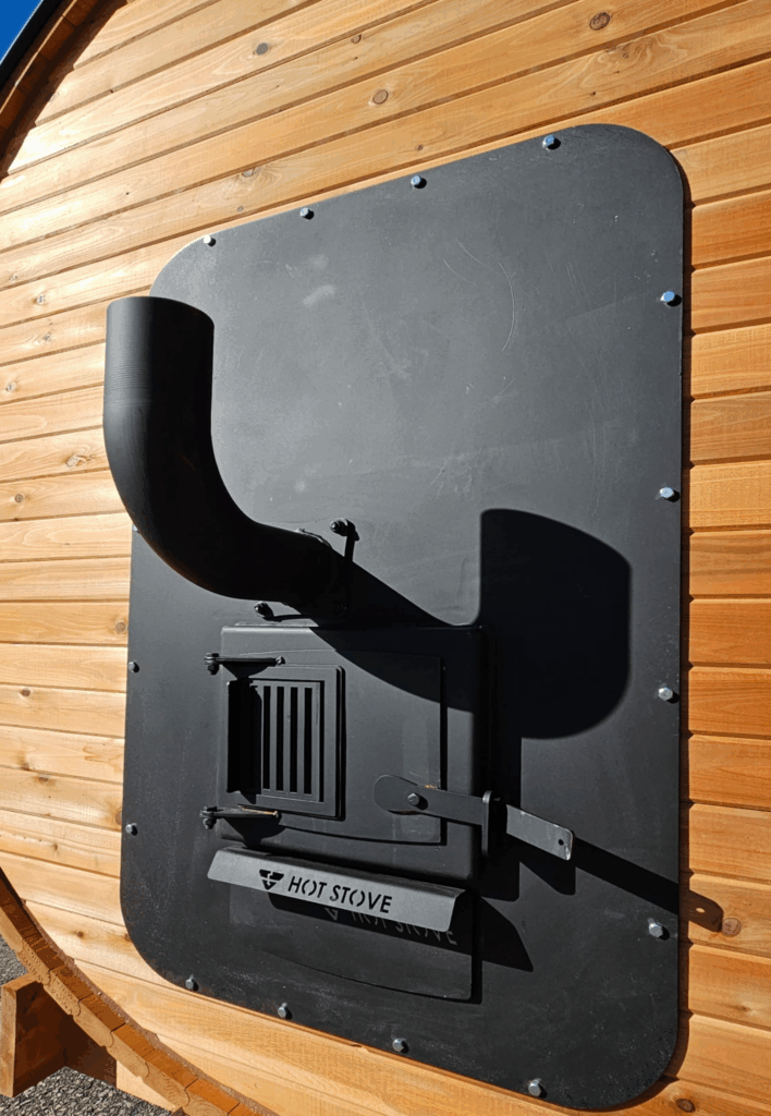 Sauna extérieur fabriqué au Canada par Saunaspa, équipé d’un poêle à bois Henki à chargement extérieur.